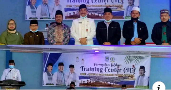 Pj Sekda Asraf berfoto dengan peserta MTQ Tingkat Provinsi Jambi.