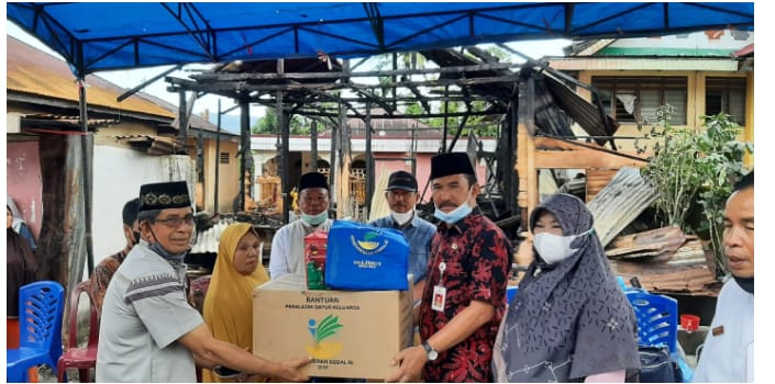 Sekda Asraf Serahkan Bantuan Korban Kebakaran di Desa Pendung Tengah