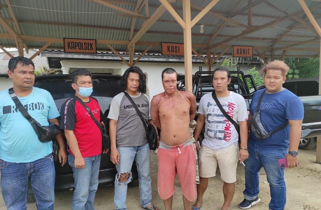 Personel Tim Rajawali Polres Muaro Jambi saat menangkap tersangka pelaku penikaman.