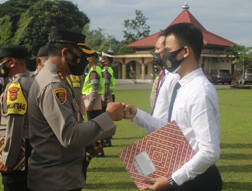 Kapolres Muaro Jambi AKBP Yuyan Priatmaja S.I.K, M.H. memberikan penghargaan terhadap 17 Personel Polres Muaro Jambi.