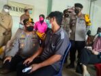 Kapolres Muaro Jambi AKBP Yuyan Priatmaja, S.I.K., M.H saat memantau pelaksanaan vaksinasi merdeka terhadap buruh di Kecamatan Kumpeh Ulu.(Foto:Raden Hasan Efendi/Jambipers.com).