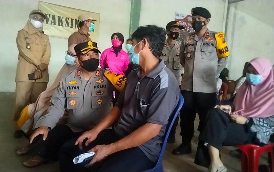 Kapolres Muaro Jambi AKBP Yuyan Priatmaja, S.I.K., M.H saat memantau pelaksanaan vaksinasi merdeka terhadap buruh di Kecamatan Kumpeh Ulu.(Foto:Raden Hasan Efendi/Jambipers.com).