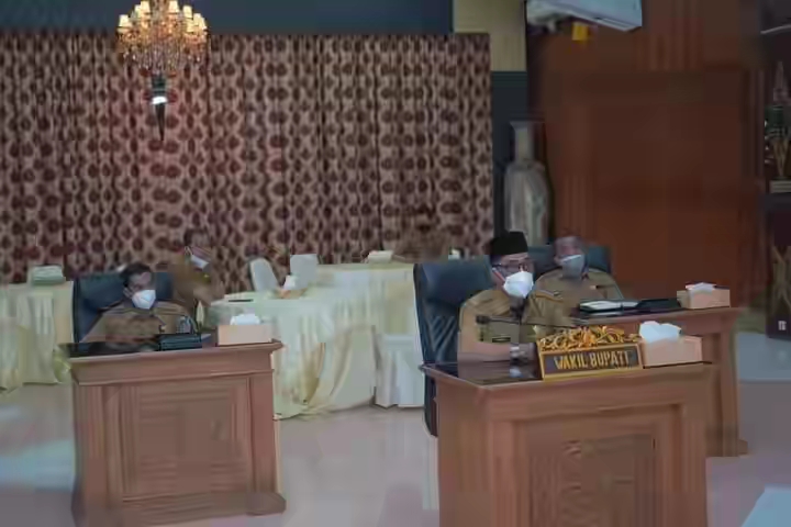 Wabup Batanghari saat mengikuti kegiatan Zoom Meeting Bersama APKASI.