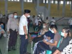 Bulian Bupati Batanghari MFA saat memantau pelaksanaan vaksinasi massal di BSC Bulian.