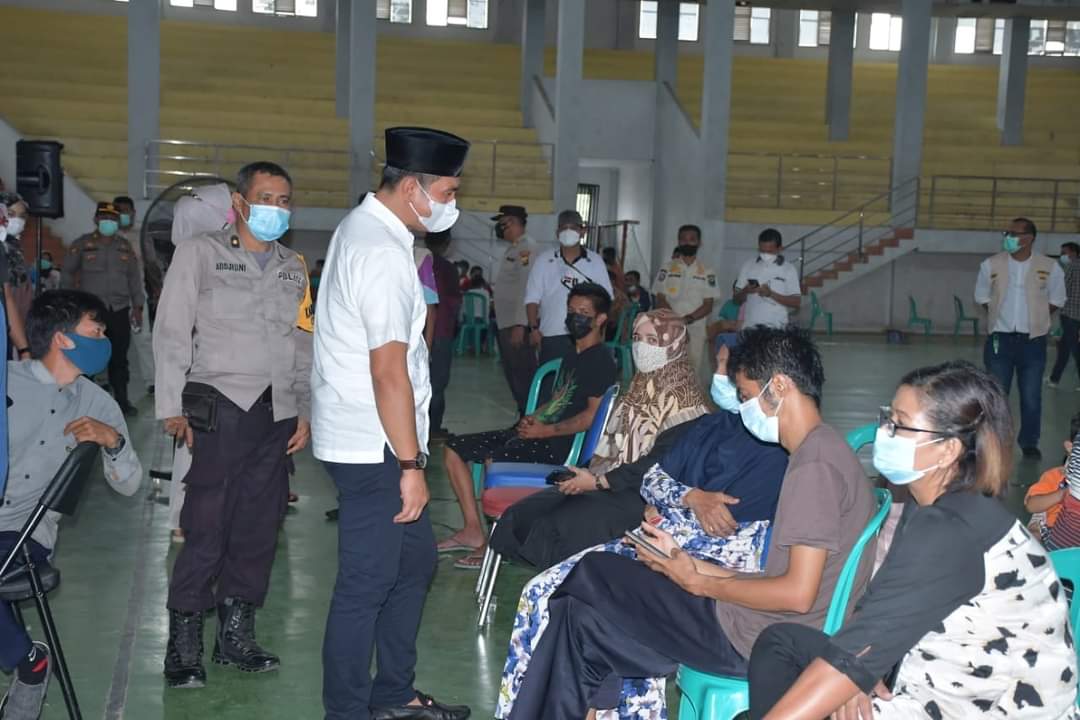 Bupati Batanghari MFA saat memantau pelaksanaan vaksinasi massal di BSC Bulian.