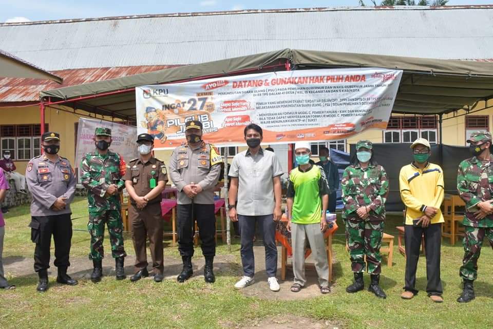 Bupati M.Fadhil Arief berfoto bersama di TPS Kembang Seri.