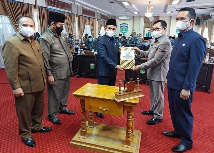 Penandatanganan nota kesepakatan bersama KUA-PPAS APBD 2022 di DPRD Kota Sungai Penuh.