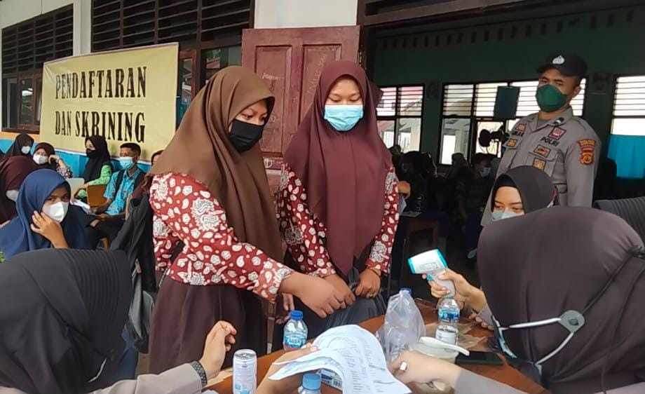 Kegiatan vaksinasi Covid-19 terhadap pelajar di Jaluko.