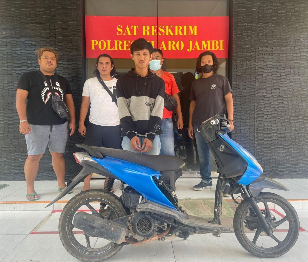 Tersangka Tindak Pidana Curas, Candra JS Bin Rustam saat diamankan di Unit Reskrim Mapolres Muaro Jambi.