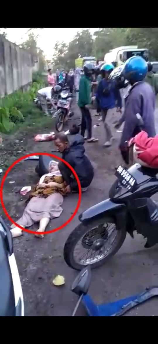 Foto kecelakaan di Jalan Jambi - Talang Duku, tepatnya di Rt. 17 Desa Muaro Kumpeh, Kecamatan Kumpeh Ulu, Kabupaten Muaro Jambi.