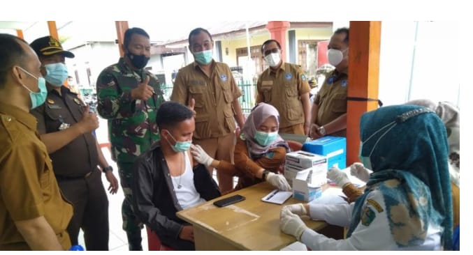 Pj Sekda Kerinci, Asraf memantau pelaksanaan vaksinasi di Semurup.