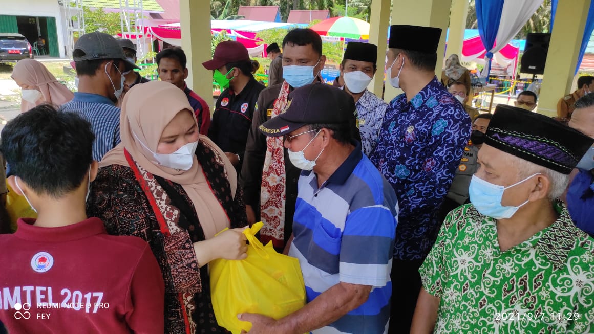 Bupati Masnah saat menyalurkan bantuan paket sembako bagi warga terdampak Covid-19.
