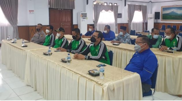 Bupati Kerinci DR Adirozal bersama para pengurus KONI Kabupaten Kerinci hadiri peringatan Hari Olahraga Nasional (HAORNAS) ke XXXVIII 2021