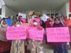para demonstrans saat menggelar aksi di Kantor Bupati Muaro Jambi.(Foto:Raden Hasan Efendi/Jambipers.com).