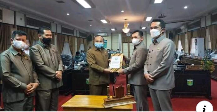 Penandatanganan nota kesepakatan bersama perubahan KUA-PPAS APBD tahun anggaran 2021.