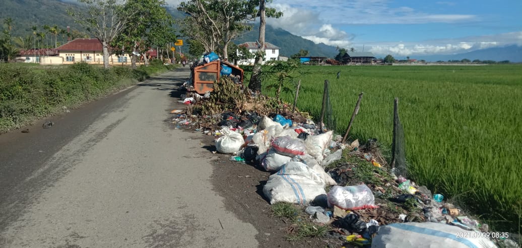Sampah berserakan di TPS Koto Dian Pulau Tengah, Kecamatan Keliling Danau.