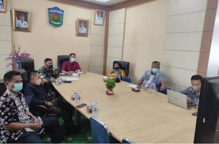 Wawako Antos saat mengikuti Rakor Covid-19 bersama Gubernur Jambi.