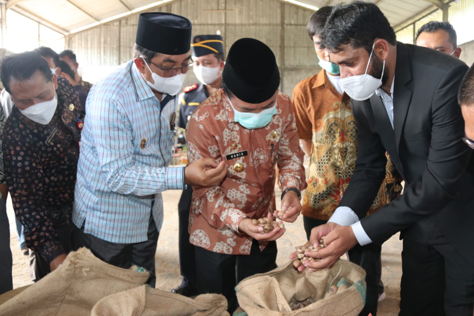 Gubernur Al Haris saat melepas ekspor perdana 18 ton pinang ke Saudi Arabia.