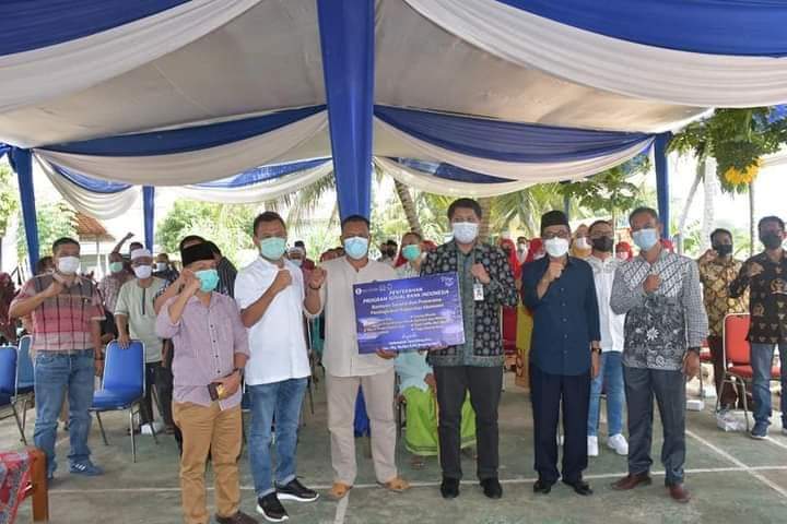 Wabup H.Bakhtiar berfoto bersama dalam kegiatan penyaluran Bansos Bank Indonesia pada kelompok tani Desa Aro.