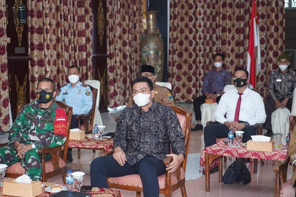 Bupati Batanghari, Muhammad Fadhil Arief, saat mengikuti peringatan HANI melalui video conference (Vidcon) dari Ruang Kaca Pendopo Rumah Dinas Bupati Batanghari.