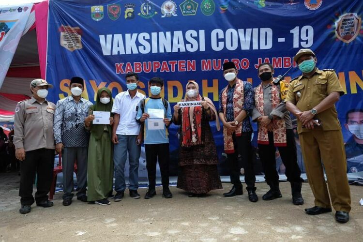 Ketua DPRD Muaro Jambi Yuli Setia Bhakti berfoto bersama usai memantau kegiatan vaksinasi.