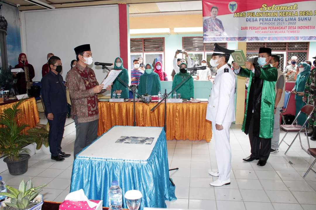 Bupati M.Fadhil saat melantik Kades Pematang Lima Suku, Mashuri,S.E