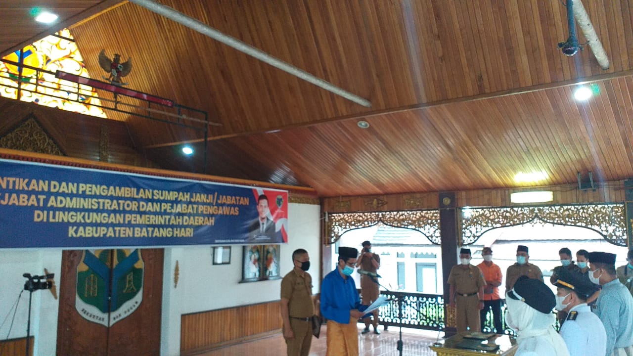 Sekda M.Azan saat melantik 145 pejabat Eselon III dan IV di Pendopo Rumah Dinas Bupati Batanghari.