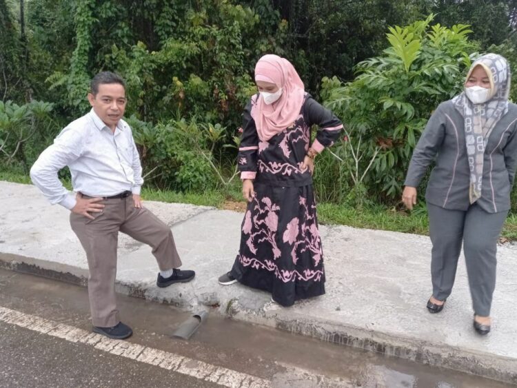 Ketua Komisi III DPRD Muaro Jambi Usman Halik bersama anggota DPRD Muaro Jambi saat meninjau proyek trotoar Kantor Bupati Muaro Jambi.