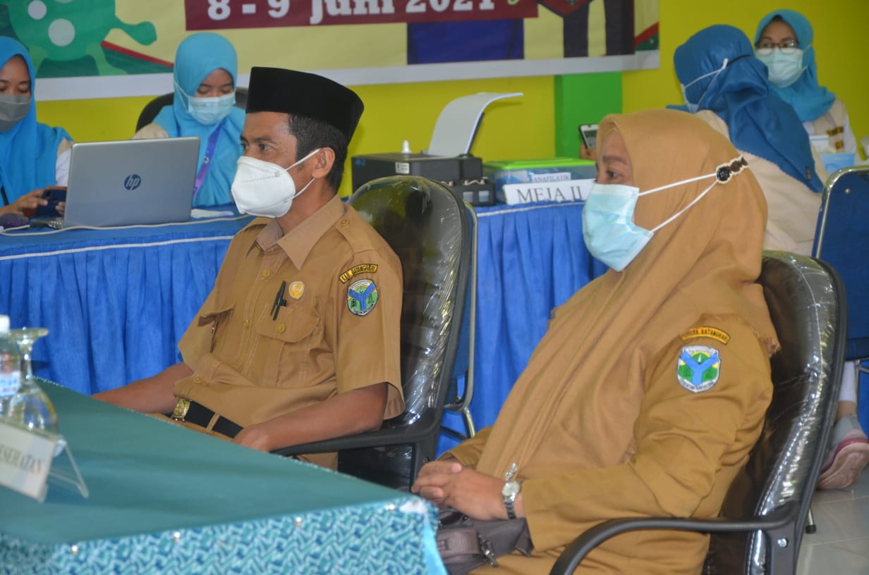 Sekda Batanghari H.Muhammad Azan didampingi Kadinkes Batanghari dr.Elfi Yennie menyaksikan pelaksanaan vaksinasi Lansia.