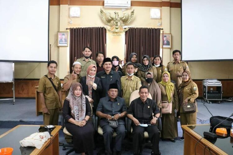 Komisi III DPRD Muaro Jambi berfoto bersama dengan perwakilan guru honorer Pemkab Muaro Jambi.