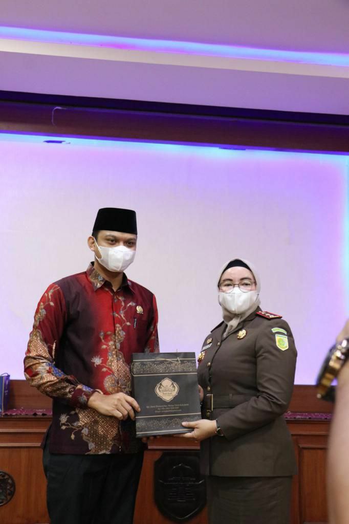 Ketua DPRD Muaro Jambi Yuli Setia Bhakti serahkan cinderamata perpisahan kepada Kajari Melinda.