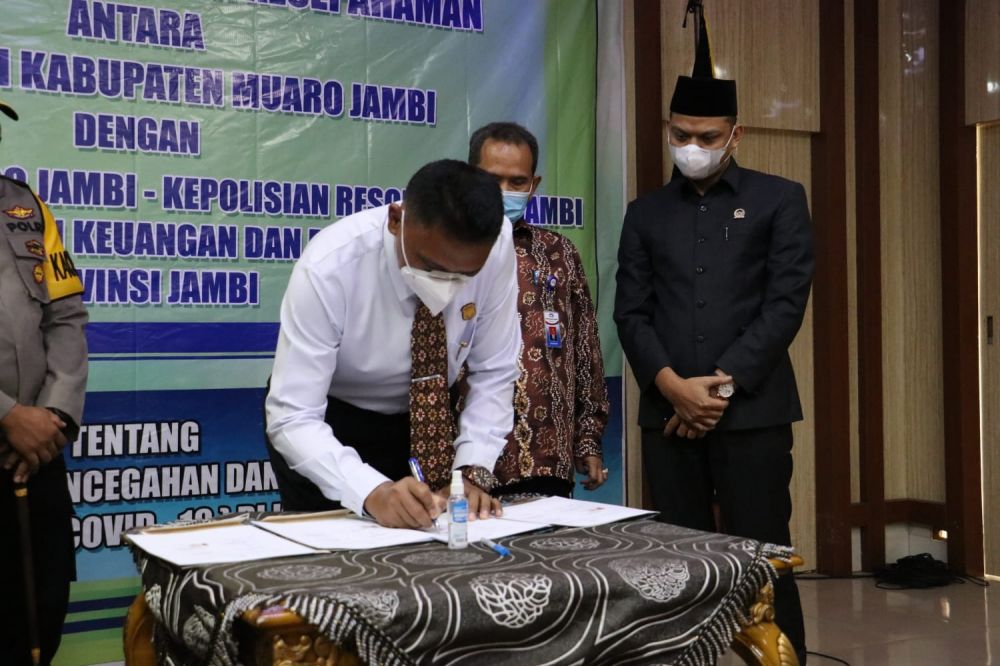 Ketua DPRD Muaro Jambi saat menyaksikan penandatanganan MoU pengawasan dana Covid-19.