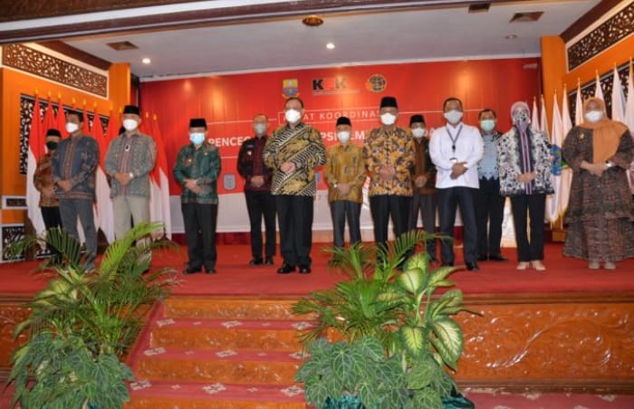 Bupati Adirozal saat menghadiri acara Rakor pencegahan korupsi bersama Ketua KPK RI.