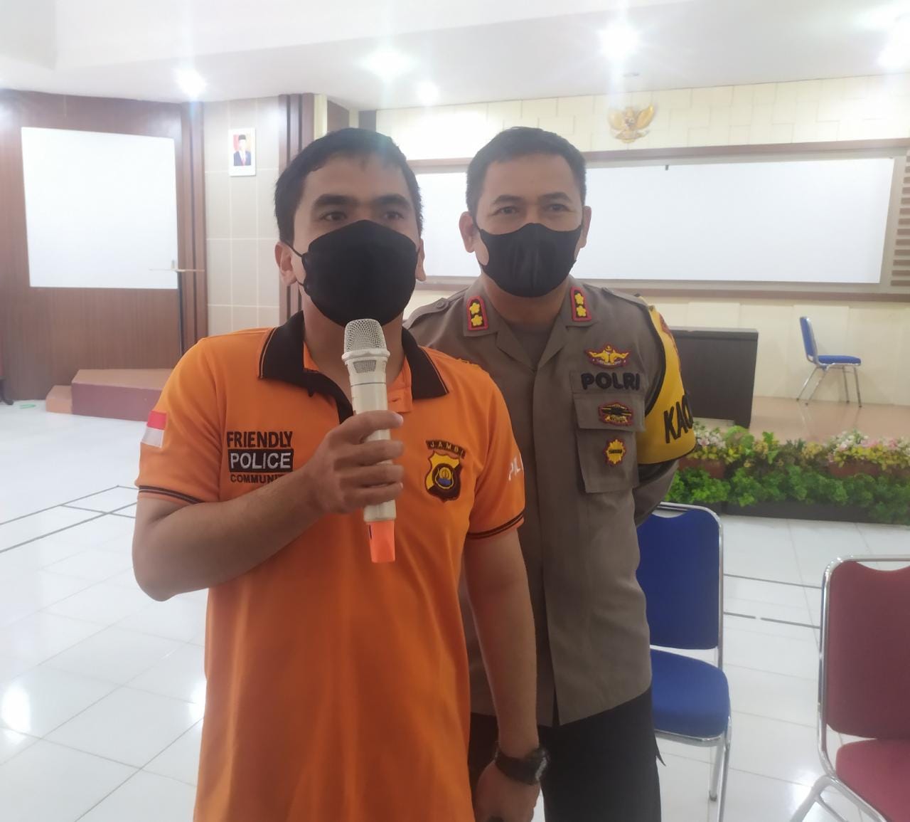 Kabag Ops Polres Muaro Jambi Kompol Rinto Harpian Simbolon saat menyampaikan permohonan maaf pada wartawan.(Foto:Raden Hasan Efendi/Jambipers.com).