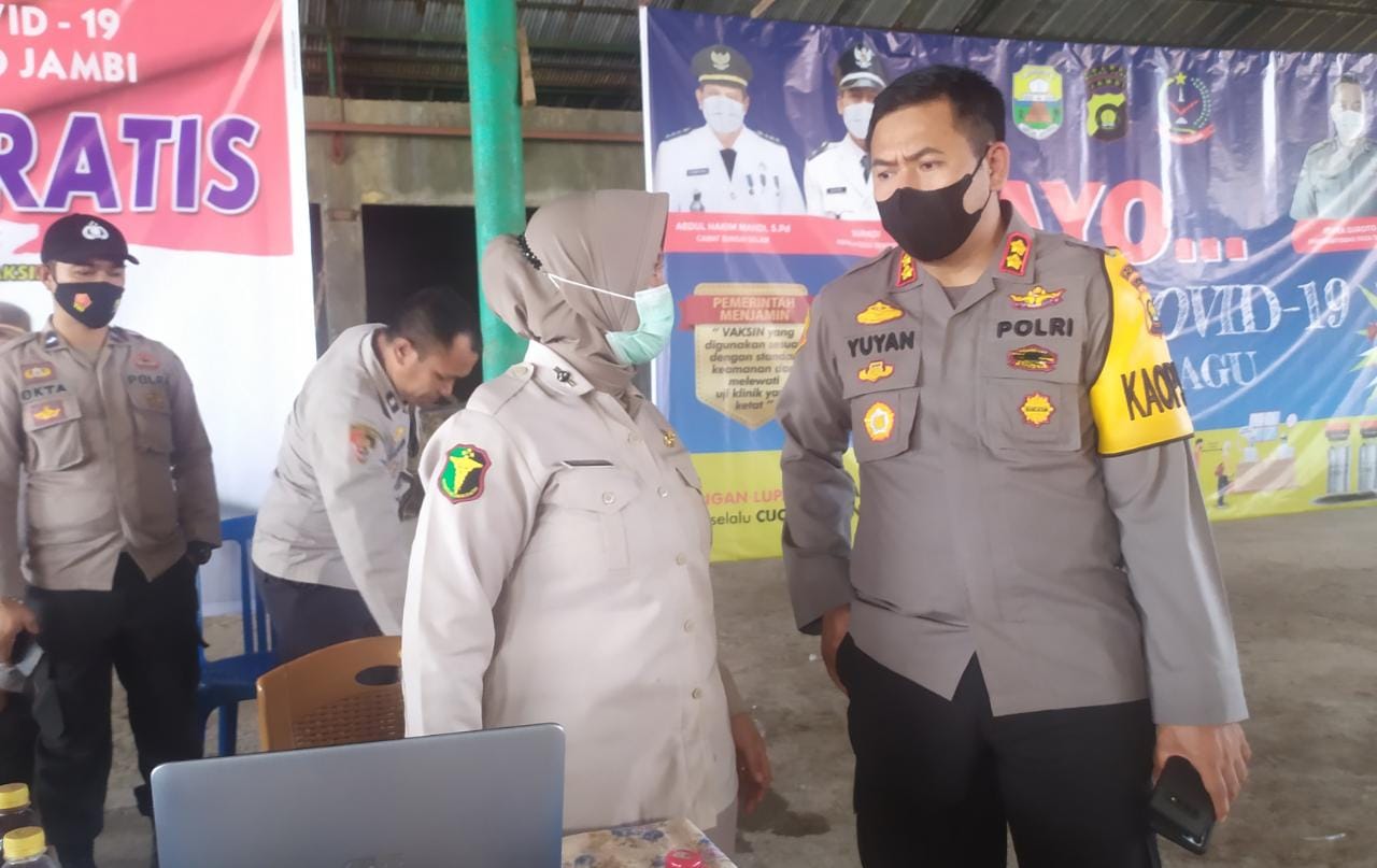 Kapolres Muaro Jambi AKBP Yuyan Priatmaja S.I.K, M.H., saat memantau pelaksanaan vaksinasi massal di Desa Tangkit. (Foto: Raden Hasan Efendi/Jambipers.com).