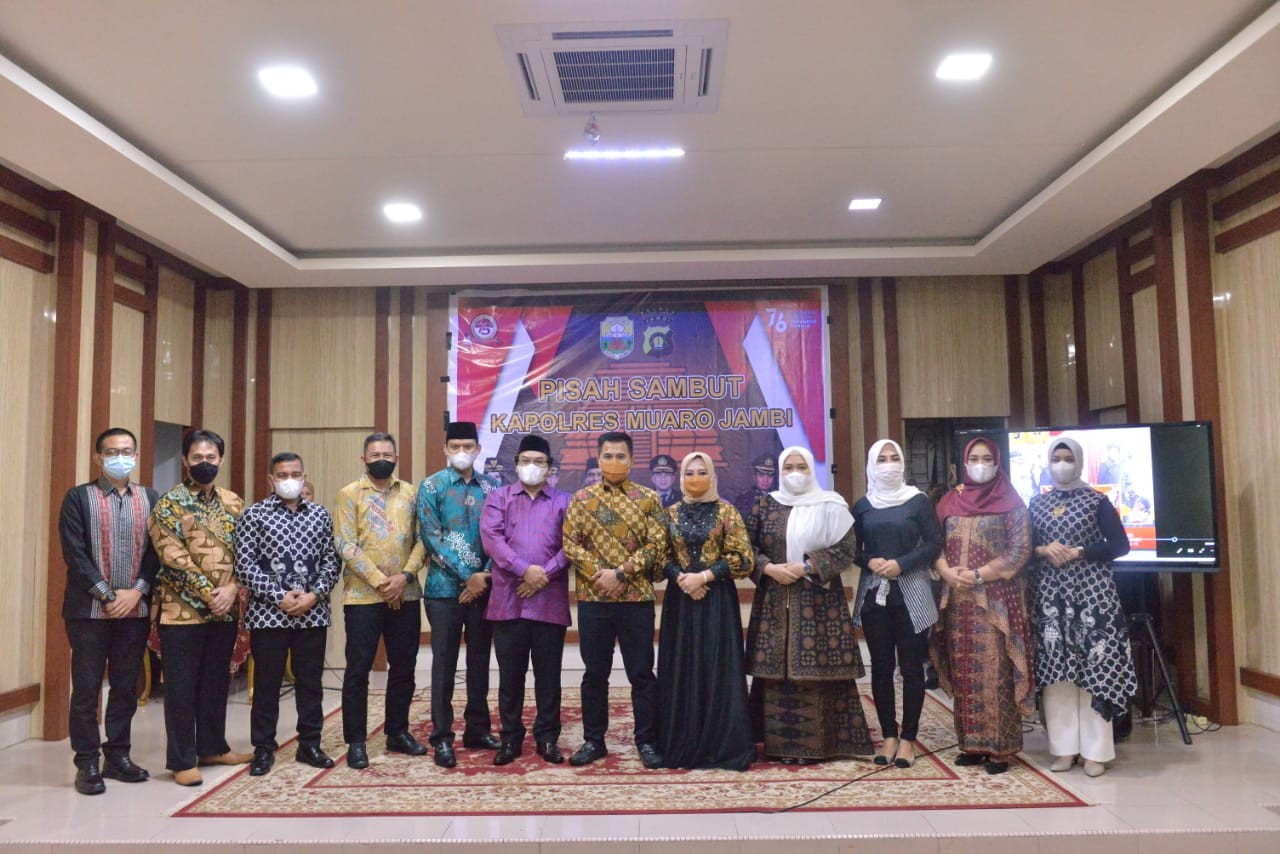 Ketua DPRD Muaro Jambi Yuli Setia Bakti berfoto bersama.