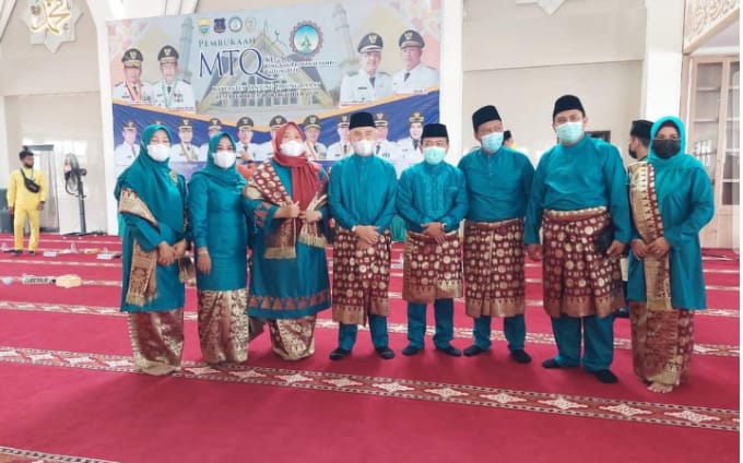 Bupati Adirozal berfoto bersama dalam pembukaan MTQ Tingkat Provinsi Jambi ke-50.