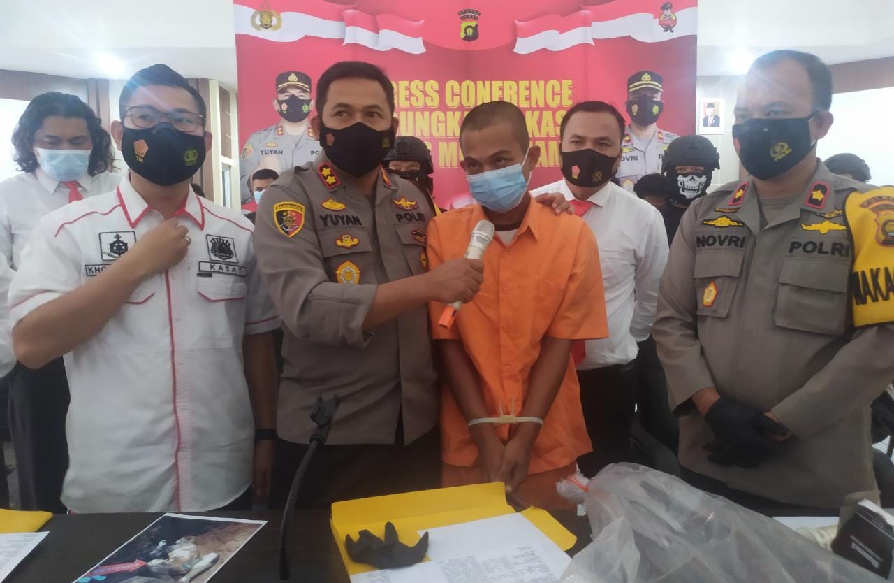 Kapolres Muaro Jambi AKBP Yuyan Priatmaja S.I.K, M.H saat mengekpos kasus pembunuhan yang dilakukan tersangka Arji Pratama Bin Azwar Rizal. (Foto:Raden Hasan Efendi/Jambipers.com).