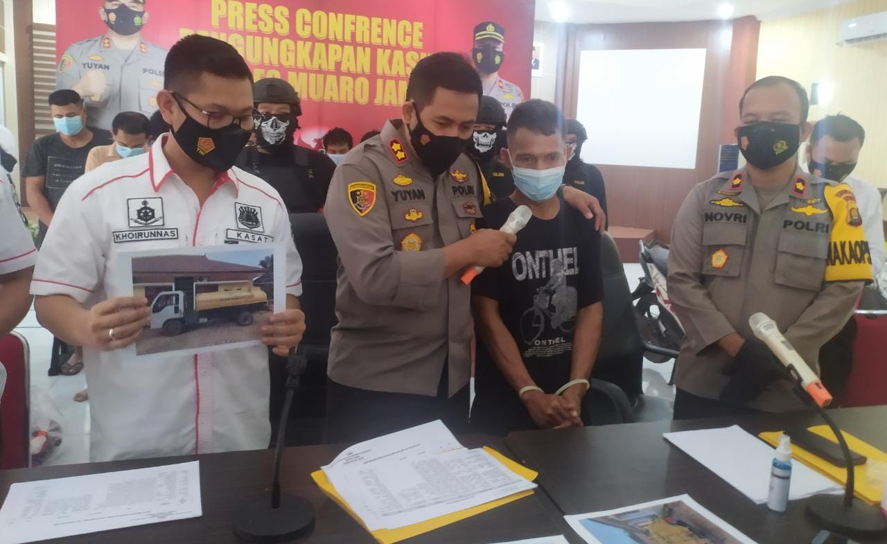 Tersangka tindak pidana BBM ilegal berinisial FY diekspos dalam konferensi pers di Mapolres Muaro Jambi.(Foto:Raden Hasan Efendi/Jambipers.com).