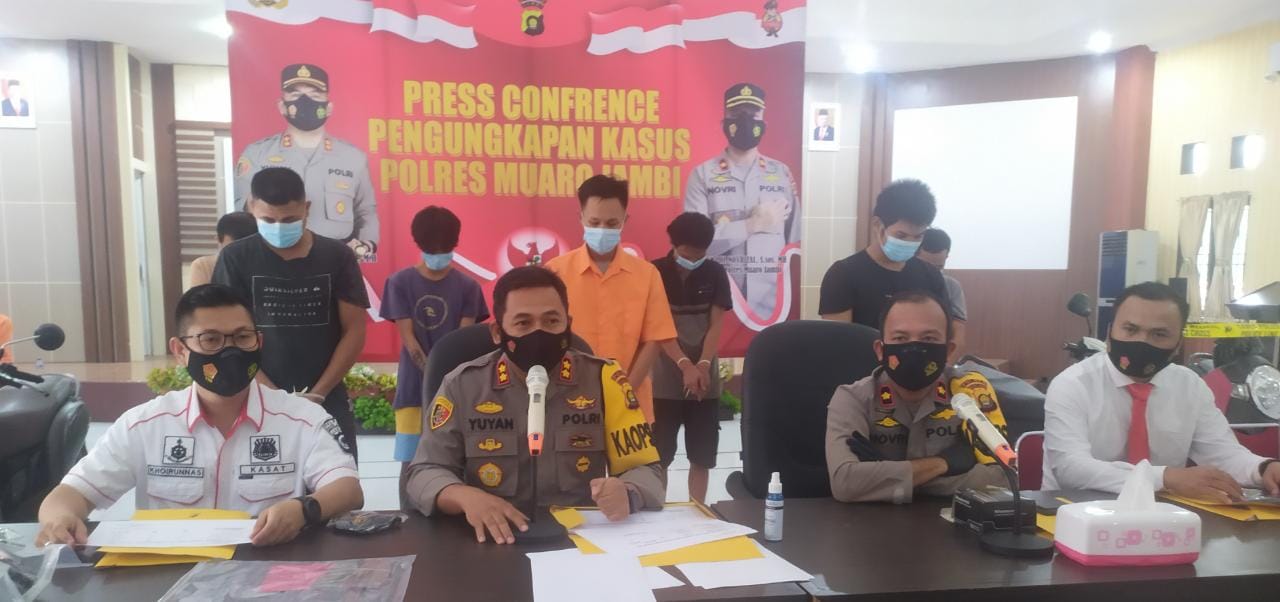 Kapolres Muaro Jambi AKBP Yuyan Priatmaja S.I.K, M.H di dampingi Kasat Reskrim Polres Muaro Jambi AKP Khairunnas S.I.K, M.H dalam acara konferensi pers di Mapolres Muaro Jambi.(Foto:Raden Hasan Efendi/Jambipers.com).
