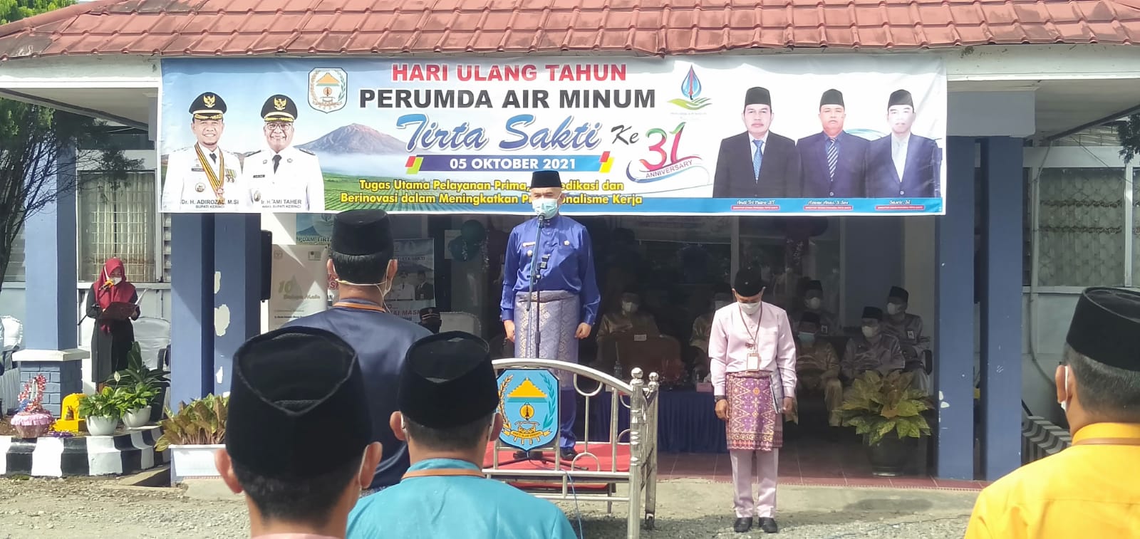 Bupati Kerinci, Adirozal saat tampil sebagai pembina upacara dalam perayaan HUT Perumda Air Minum Tirta Sakti Kabupaten Kerinci.(Foto:Dikin/Jambipers.com).