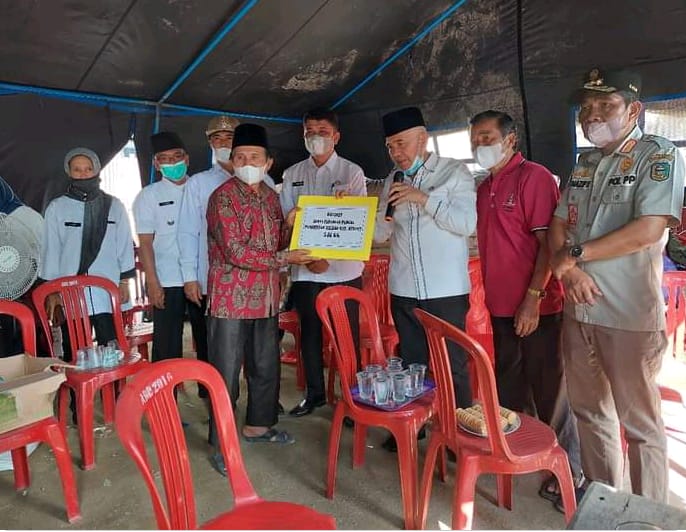 Bupati Kerinci, Adirozal menyerahkan bantuan kepada korban kebakaran di Koto Rendah dan Kemantan.