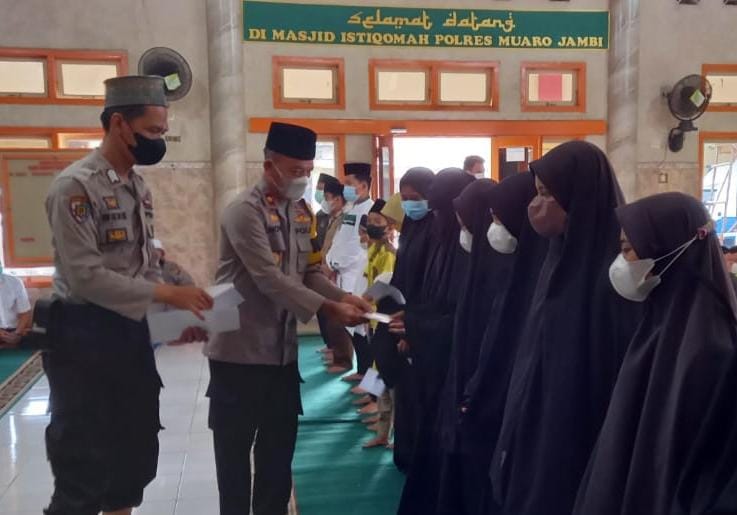 Wakapolres Muaro Jambi, Kompol Novrizal S.Sos, M.H beri santunan pada anak yatim piatu.