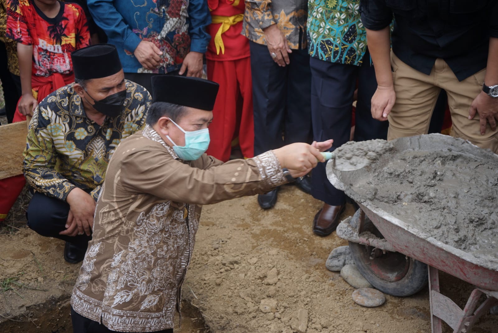 Gubernur Jambi, Al Haris saat meresmikan pendirian Kampus Institut Teknologi dan Bisnis Muhammadiyah Sarolangun (ITB-MS), di Kecamatan Singkut.