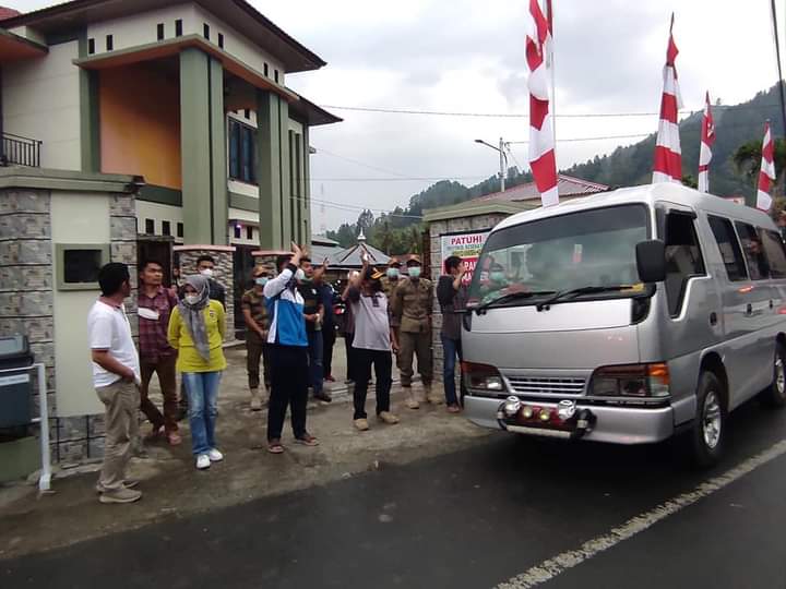 Wakil Wali Kota Sungai Penuh, Alvia Santoni saat melepas tim Sepakbola Kota Sungai Penuh untuk berkompetisi di Liga 3.