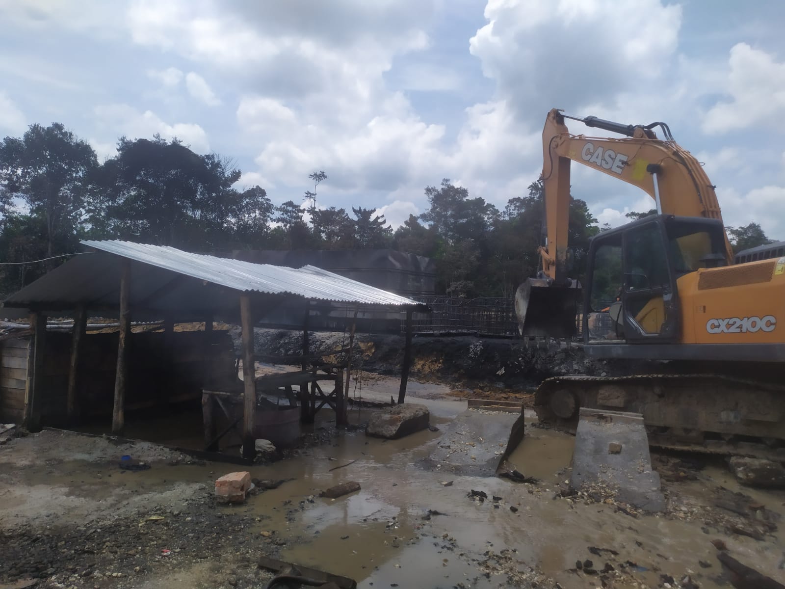 Kegiatan pembongkaran bangunan tempat aktivitas penyulingan minyak ilegal di Kelurahan Pijoan.(Foto:Raden Hasan Efendi/Jambipers.com).