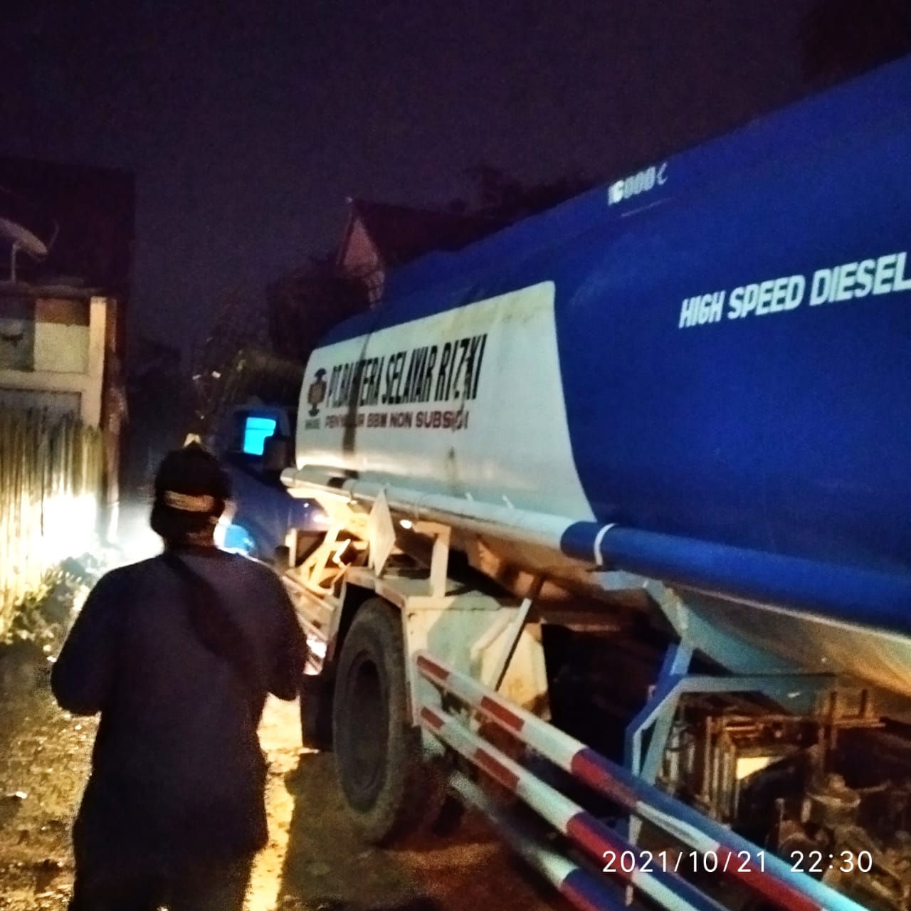 Proses pengangkutan barang bukti minyak ilegal hasil razia dari salah satu gudang di RT 31 Lingkar Barat 1, Kenali Asam Bawah.