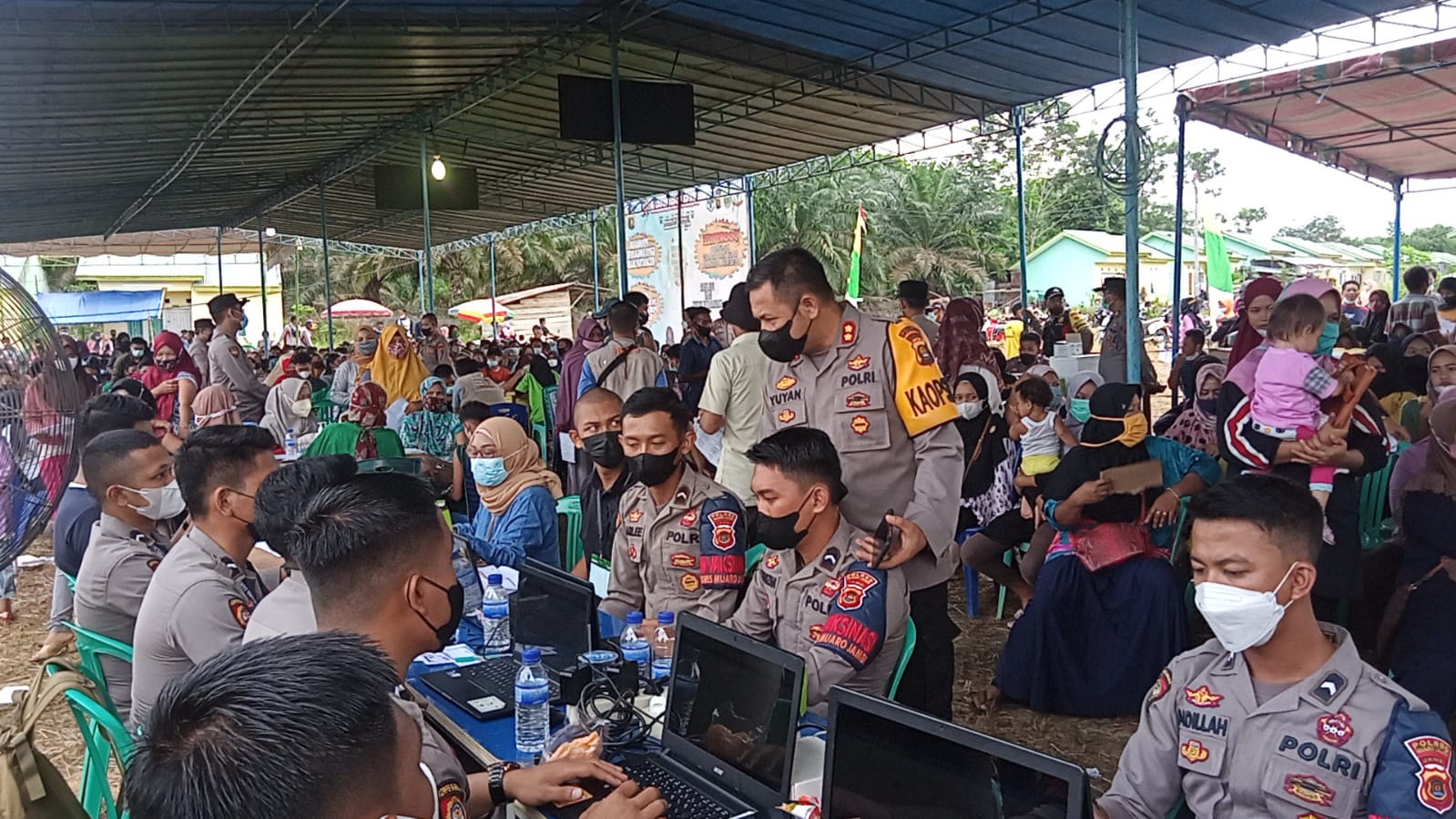 Kapolres Muaro Jambi AKBP Yuyan Priatmaja S.I.K, M.H pantau kegiatan vaksinasi massal di Perumahan Griya Sungai Duren. (Foto:Raden Hasan Efendi/Jambipers.com).