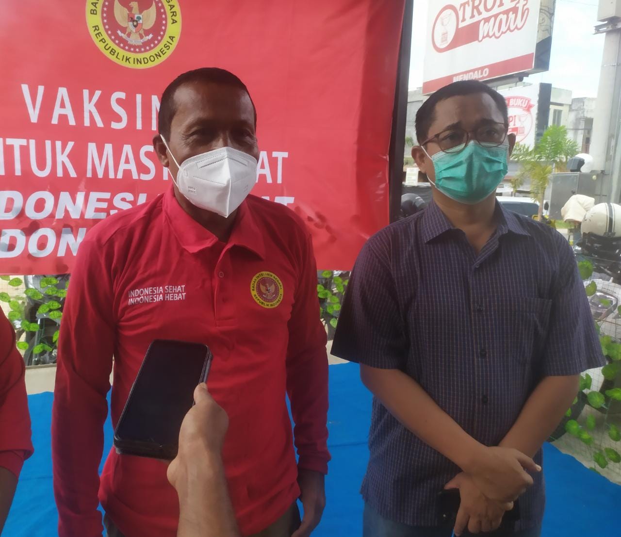 WhatsApp Image 2021-10-24 at 16.47.54 Kepala Bagian Ops BIN Daerah Jambi, Edy Widiyanto bersama dengan Kepala Dinas Kesehatan Kabupaten Muaro Jambi, Afifuddin.(Foto: Raden Hasan Efendi/Jambipers.com).