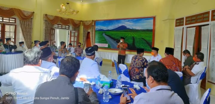 Wakil Bupati Kerinci Ami Taher saat menerima kunjungan kerja Anggota DPR RI, Ahmad Syaiku di rumah dinasnya.